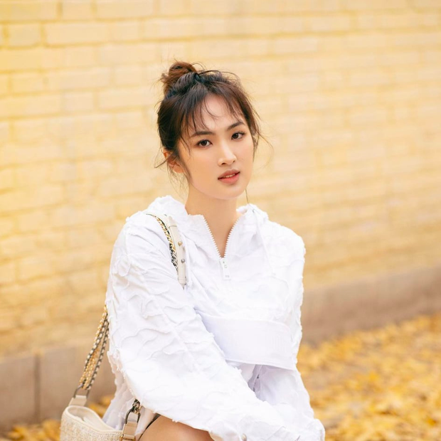 Tiểu thư gia thế khủng nhất Trung Quốc chính thức gia nhập showbiz, chưa chi đã nhận rổ gạch đá chê bai từ netizen - Ảnh 5. Tiểu thư gia thế khủng nhất Trung Quốc chính thức gia nhập showbiz, chưa chi đã nhận rổ gạch đá chê bai từ netizen - Ảnh 5.