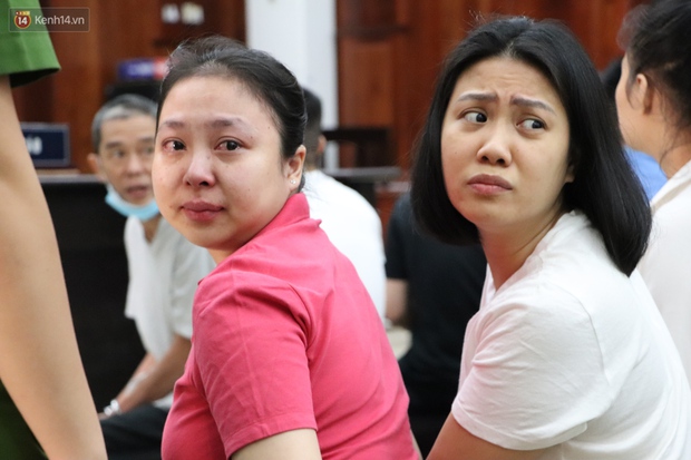 Ông trùm ma túy Văn Kính Dương bình tĩnh đến tòa, liên tục quay lại phía sau nói chuyện với người tình Ngọc Miu - Ảnh 7. Ông trùm ma túy Văn Kính Dương bình tĩnh đến tòa, liên tục quay lại phía sau nói chuyện với người tình Ngọc Miu - Ảnh 7.