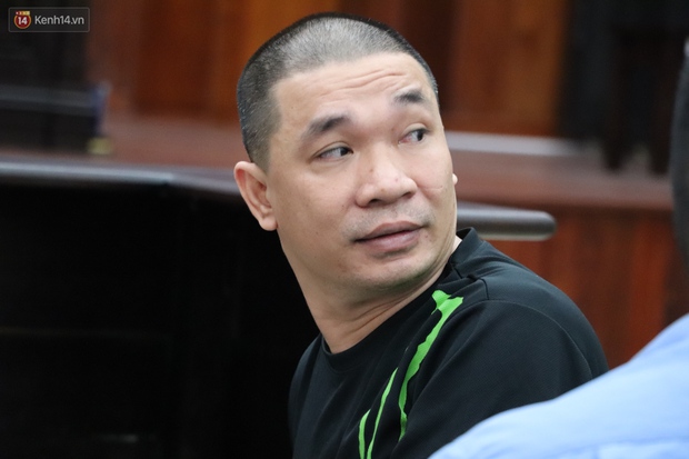 Ông trùm ma túy Văn Kính Dương bình tĩnh đến tòa, liên tục quay lại phía sau nói chuyện với người tình Ngọc Miu - Ảnh 8. Ông trùm ma túy Văn Kính Dương bình tĩnh đến tòa, liên tục quay lại phía sau nói chuyện với người tình Ngọc Miu - Ảnh 8.