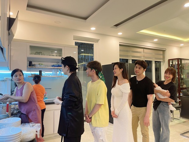Nhà Đông Nhi tổ chức sinh nhật cho Ông Cao Thắng: Rồng rắn xếp hàng như học mẫu giáo, nhân vật chính chẳng thấy đâu - Ảnh 2. Nhà Đông Nhi tổ chức sinh nhật cho Ông Cao Thắng: Rồng rắn xếp hàng như học mẫu giáo, nhân vật chính chẳng thấy đâu - Ảnh 2.