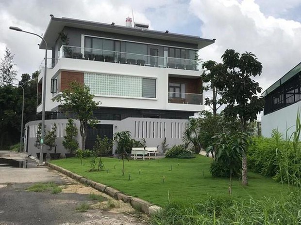 Biệt thự của Ốc Thanh Vân: Bên ngoài sân vườn thênh thang, bên trong đơn giản nhưng ấm cúng - Ảnh 1. Biệt thự của Ốc Thanh Vân: Bên ngoài sân vườn thênh thang, bên trong đơn giản nhưng ấm cúng - Ảnh 1.