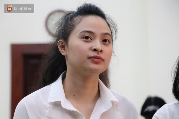 Ông trùm ma túy Văn Kính Dương bình tĩnh đến tòa, liên tục quay lại phía sau nói chuyện với người tình Ngọc Miu - Ảnh 3. Ông trùm ma túy Văn Kính Dương bình tĩnh đến tòa, liên tục quay lại phía sau nói chuyện với người tình Ngọc Miu - Ảnh 3.