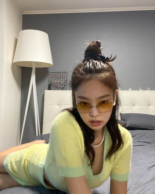 Set đồ vàng chanh xinh xắn của Thiều Bảo Trâm hoá ra là đồ “phake”, bản gốc xịn sò là item Jennie diện - Ảnh 2.