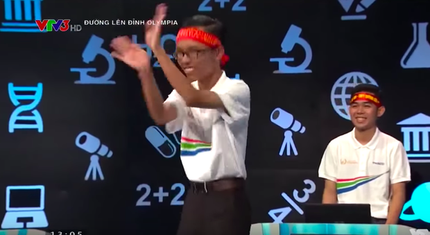 Lại Kinh Châu múa quạt theo yêu cầu của MC (Ảnh cut từ clip)