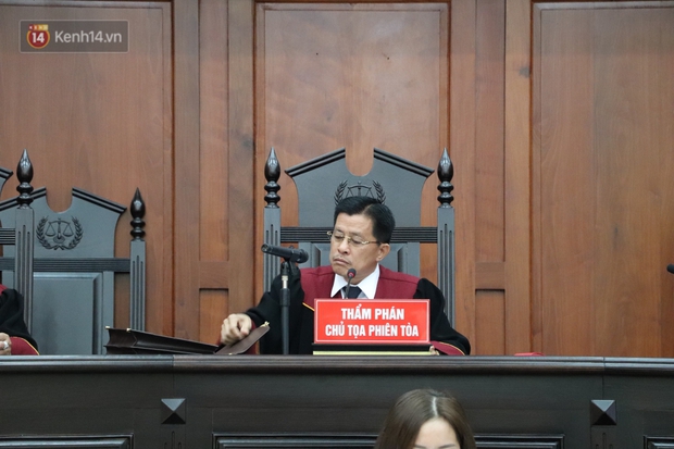 Ông trùm ma túy Văn Kính Dương bình tĩnh đến tòa, liên tục quay lại phía sau nói chuyện với người tình Ngọc Miu - Ảnh 11. Ông trùm ma túy Văn Kính Dương bình tĩnh đến tòa, liên tục quay lại phía sau nói chuyện với người tình Ngọc Miu - Ảnh 11.