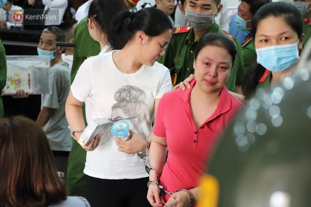 Ông trùm ma túy Văn Kính Dương bình tĩnh đến tòa, liên tục quay lại phía sau nói chuyện với người tình Ngọc Miu - Ảnh 13. Ông trùm ma túy Văn Kính Dương bình tĩnh đến tòa, liên tục quay lại phía sau nói chuyện với người tình Ngọc Miu - Ảnh 13.