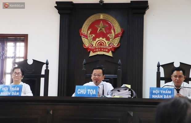 Nữ bị cáo lạnh lùng khai đốt nhựa nhỏ vào người, lấy dây xích sắt tra tấn thai phụ 18 tuổi đến sảy thai - Ảnh 1. Nữ bị cáo lạnh lùng khai đốt nhựa nhỏ vào người, lấy dây xích sắt tra tấn thai phụ 18 tuổi đến sảy thai - Ảnh 1.
