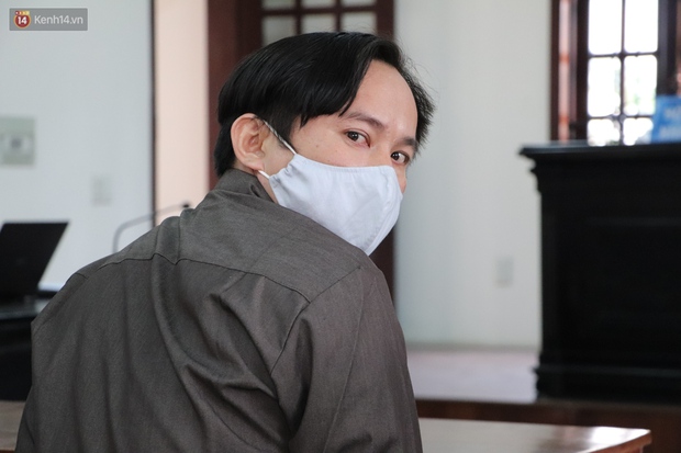Nữ bị cáo lạnh lùng khai đốt nhựa nhỏ vào người, lấy dây xích sắt tra tấn thai phụ 18 tuổi đến sảy thai - Ảnh 4. Nữ bị cáo lạnh lùng khai đốt nhựa nhỏ vào người, lấy dây xích sắt tra tấn thai phụ 18 tuổi đến sảy thai - Ảnh 4.