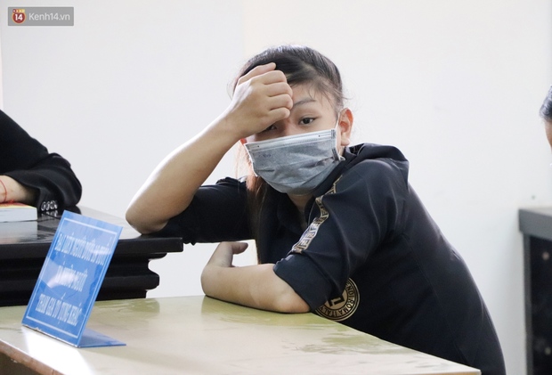 Nữ bị cáo lạnh lùng khai đốt nhựa nhỏ vào người, lấy dây xích sắt tra tấn thai phụ 18 tuổi đến sảy thai - Ảnh 7. Nữ bị cáo lạnh lùng khai đốt nhựa nhỏ vào người, lấy dây xích sắt tra tấn thai phụ 18 tuổi đến sảy thai - Ảnh 7.