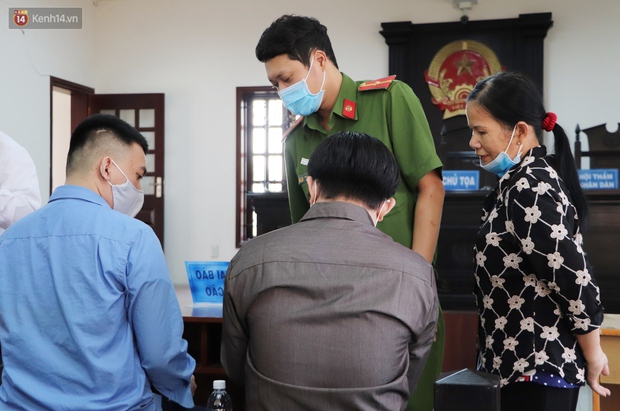 Phẫn nộ nhóm đối tượng đạp chân vào bụng cô gái đang mang thai để tra tấn, VKS đề nghị mức án cao nhất đến 30 năm tù - Ảnh 8. Phẫn nộ nhóm đối tượng đạp chân vào bụng cô gái đang mang thai để tra tấn, VKS đề nghị mức án cao nhất đến 30 năm tù - Ảnh 8.