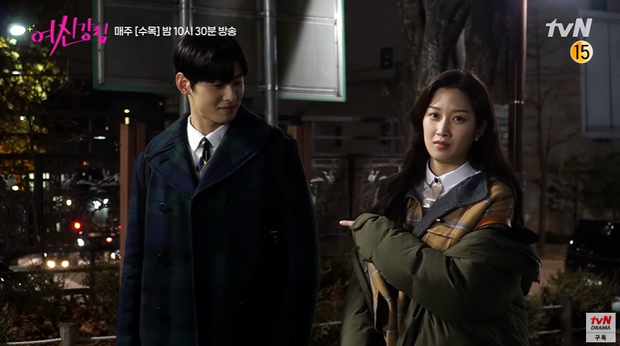 Bad boy Hwang In Yeop ngại ngùng thấy cưng khi đè ngửa ôm ấp Moon Ga Young ở hậu trường True Beauty - Ảnh 3. Bad boy Hwang In Yeop ngại ngùng thấy cưng khi đè ngửa ôm ấp Moon Ga Young ở hậu trường True Beauty - Ảnh 3.