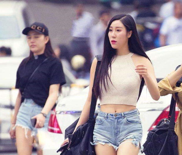Mẹ đi họp phụ huynh về, hôm sau con gái mếu máo vì bị bạn bè tẩy chay, hỏi lý do khiến bà mẹ ngượng chín mặt - Ảnh 1.