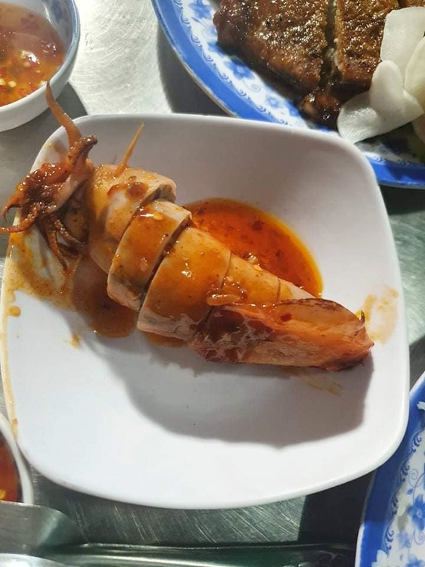 Hàng cơm tấm nổi tiếng Sài Gòn bị tố “chặt chém” 2 suất cơm giá 185k, nhờ 1 con mực mà được giải tiếng oan - Ảnh 4. Hàng cơm tấm nổi tiếng Sài Gòn bị tố “chặt chém” 2 suất cơm giá 185k, nhờ 1 con mực mà được giải tiếng oan - Ảnh 4.