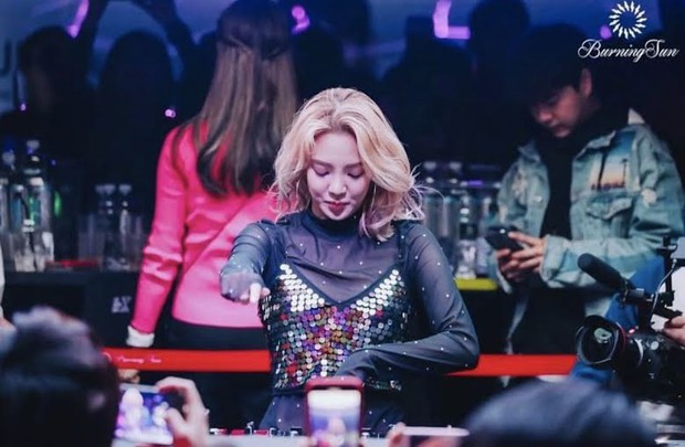 Netizen đào lại ảnh Hyoyeon check-in với Seungri, ráo riết truy lùng nữ diễn viên phê ma túy sùi bọt mép trong vụ Burning Sun - Ảnh 3.