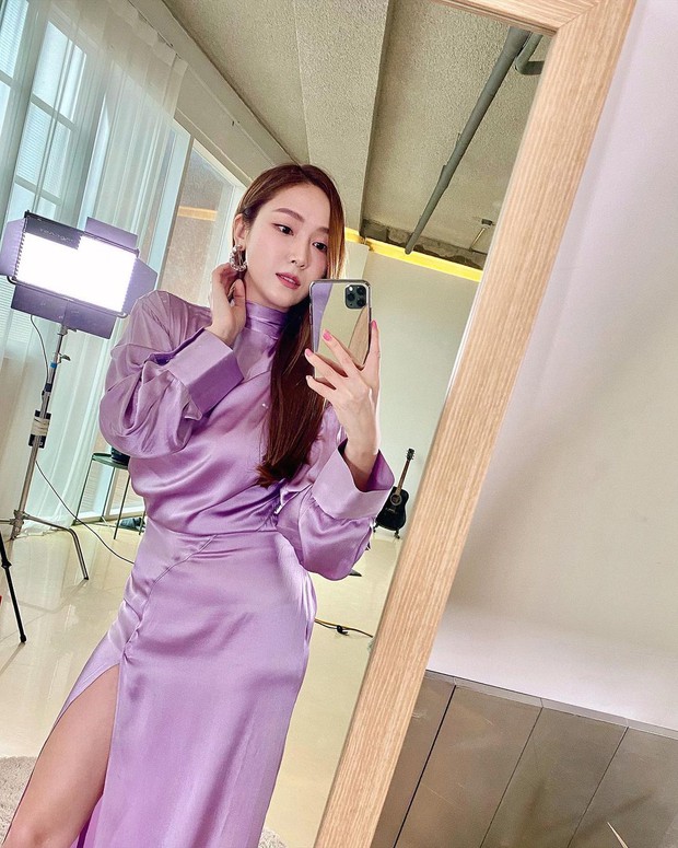 Jessica, Sooyoung đụng hàng nhưng khác quá: Người diện giày hiệu, người đi dép lê vẫn khoe được dáng nuột - Ảnh 2. Jessica, Sooyoung đụng hàng nhưng khác quá: Người diện giày hiệu, người đi dép lê vẫn khoe được dáng nuột - Ảnh 2.