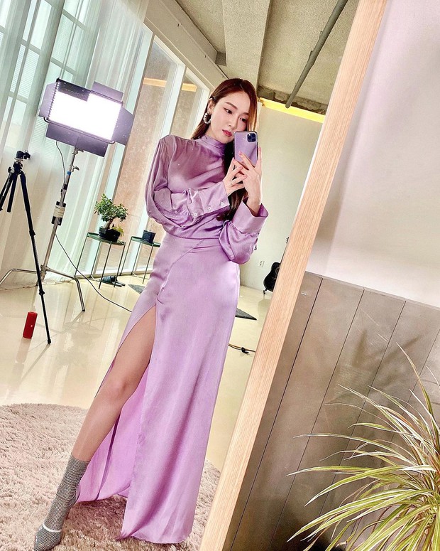 Jessica, Sooyoung đụng hàng nhưng khác quá: Người diện giày hiệu, người đi dép lê vẫn khoe được dáng nuột - Ảnh 1.