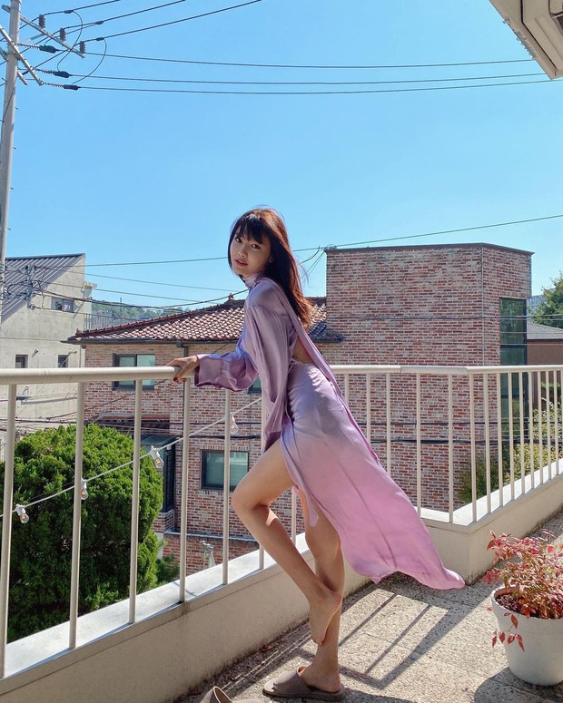 Jessica, Sooyoung đụng hàng nhưng khác quá: Người diện giày hiệu, người đi dép lê vẫn khoe được dáng nuột - Ảnh 4. Jessica, Sooyoung đụng hàng nhưng khác quá: Người diện giày hiệu, người đi dép lê vẫn khoe được dáng nuột - Ảnh 4.