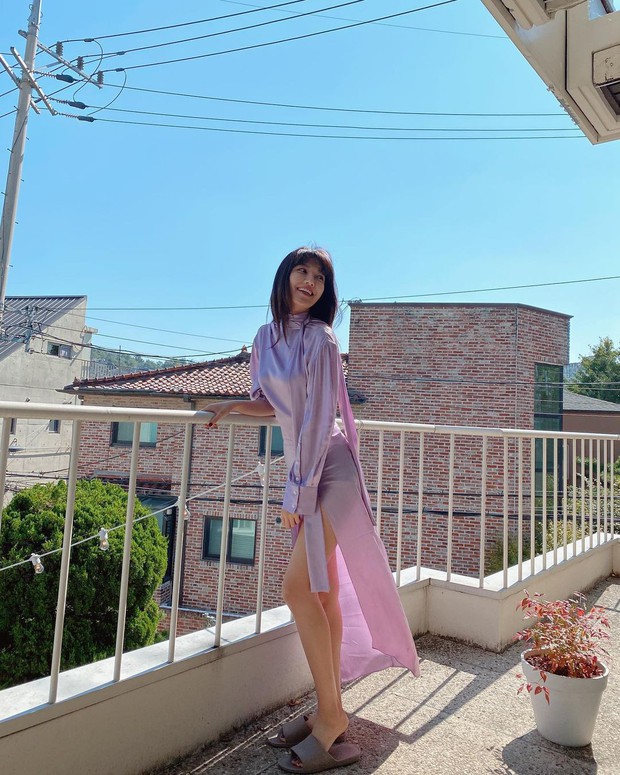 Jessica, Sooyoung đụng hàng nhưng khác quá: Người diện giày hiệu, người đi dép lê vẫn khoe được dáng nuột - Ảnh 5. Jessica, Sooyoung đụng hàng nhưng khác quá: Người diện giày hiệu, người đi dép lê vẫn khoe được dáng nuột - Ảnh 5.