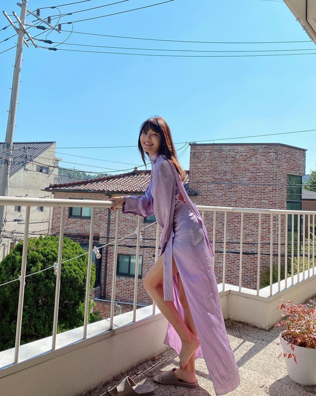 Jessica, Sooyoung đụng hàng nhưng khác quá: Người diện giày hiệu, người đi dép lê vẫn khoe được dáng nuột - Ảnh 3. Jessica, Sooyoung đụng hàng nhưng khác quá: Người diện giày hiệu, người đi dép lê vẫn khoe được dáng nuột - Ảnh 3.