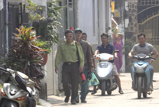 Vụ đàn khỉ “đại náo” khu dân cư Sài Gòn: Con khỉ đầu tiên đã bị bắt gọn - Ảnh 1.
