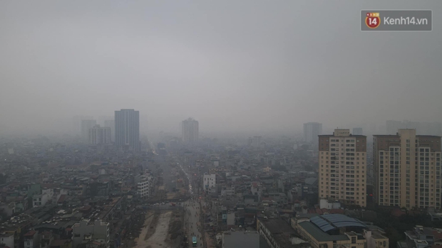 Ảnh: Hà Nội mù mịt, nhiều phương tiện phải bật đèn di chuyển trong giờ cao điểm - Ảnh 2.