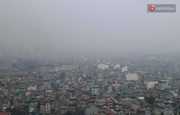 Ảnh: Hà Nội mù mịt, nhiều phương tiện phải bật đèn di chuyển trong giờ cao điểm - Ảnh 1.