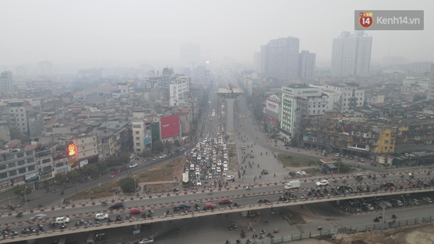 Ảnh: Hà Nội mù mịt, nhiều phương tiện phải bật đèn di chuyển trong giờ cao điểm - Ảnh 9.