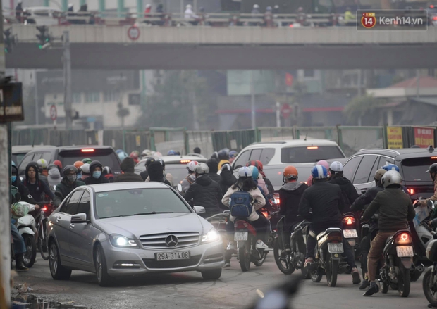 Ảnh: Hà Nội mù mịt, nhiều phương tiện phải bật đèn di chuyển trong giờ cao điểm - Ảnh 7.