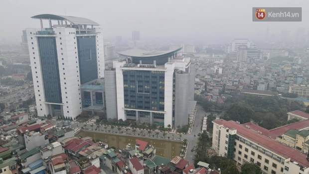 Ảnh: Hà Nội mù mịt, nhiều phương tiện phải bật đèn di chuyển trong giờ cao điểm - Ảnh 6.