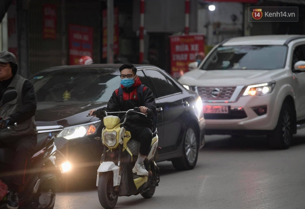 Ảnh: Hà Nội mù mịt, nhiều phương tiện phải bật đèn di chuyển trong giờ cao điểm - Ảnh 8.