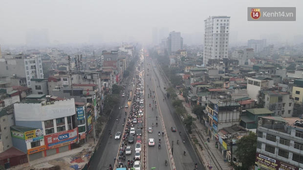 Ảnh: Hà Nội mù mịt, nhiều phương tiện phải bật đèn di chuyển trong giờ cao điểm - Ảnh 5.