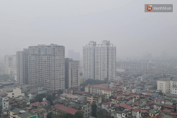 Ảnh: Hà Nội mù mịt, nhiều phương tiện phải bật đèn di chuyển trong giờ cao điểm - Ảnh 4.