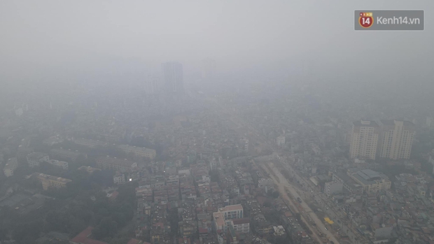 Ảnh: Hà Nội mù mịt, nhiều phương tiện phải bật đèn di chuyển trong giờ cao điểm - Ảnh 10.