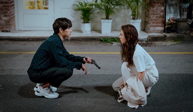 Run On của thánh đơ Shin Se Kyung: Viên ngọc thô không đáng bị quên lãng, nhân vật nào cũng điên mà dễ thương đến lạ - Ảnh 2.