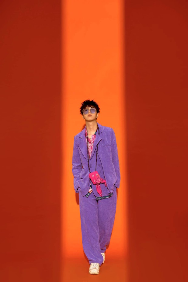 Hết sờ lên poster của R.Tee, bạn gái cũ Quang Hải lại chuyển sang mặc áo in hình nam rapper? - Ảnh 3.