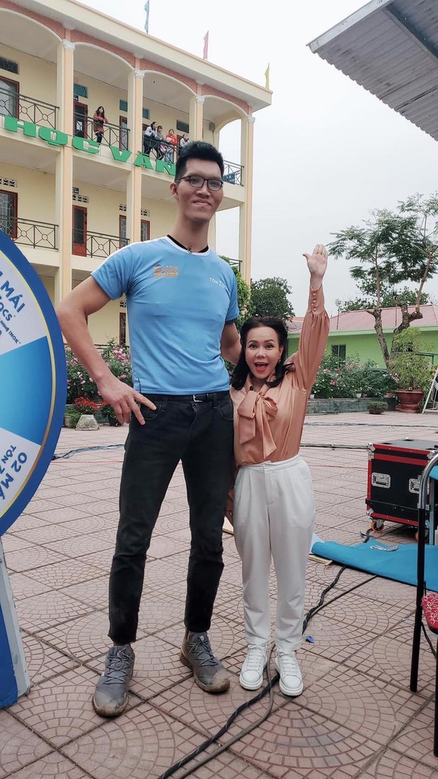 Việt Hương hóa người tí hon khi đọ dáng bên chàng trai cao nhất việt Nam, biểu cảm cực tự tin dù chỉ cao...bằng một nửa - Ảnh 2. Việt Hương hóa người tí hon khi đọ dáng bên chàng trai cao nhất việt Nam, biểu cảm cực tự tin dù chỉ cao...bằng một nửa - Ảnh 2.