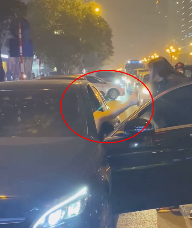 Người phụ nữ chặn xe Mercedes giữa đường phố Hà Nội nghi do bị bạn tốt cướp chồng, cú đá của cô gái trẻ từ ô tô gây chú ý - Ảnh 2. Người phụ nữ chặn xe Mercedes giữa đường phố Hà Nội nghi do bị bạn tốt cướp chồng, cú đá của cô gái trẻ từ ô tô gây chú ý - Ảnh 2.