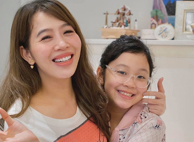 MC Diệp Chi khoe thành tích học của con, nhìn tờ giấy trên tay mà té xỉu trước học phí đắt đỏ - Ảnh 2. MC Diệp Chi khoe thành tích học của con, nhìn tờ giấy trên tay mà té xỉu trước học phí đắt đỏ - Ảnh 2.