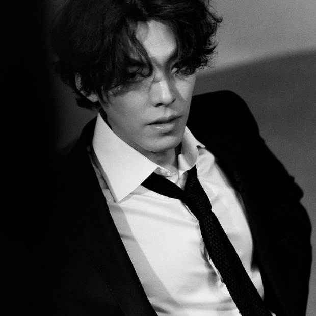Kim Woo Bin cuối cùng đã lấy lại visual nam thần sau khi chữa ung thư: Mặt như tượng tạc, mái tóc thôi cũng lịm tim - Ảnh 4. Kim Woo Bin cuối cùng đã lấy lại visual nam thần sau khi chữa ung thư: Mặt như tượng tạc, mái tóc thôi cũng lịm tim - Ảnh 4.