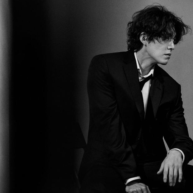 Kim Woo Bin cuối cùng đã lấy lại visual nam thần sau khi chữa ung thư: Mặt như tượng tạc, mái tóc thôi cũng lịm tim - Ảnh 5.