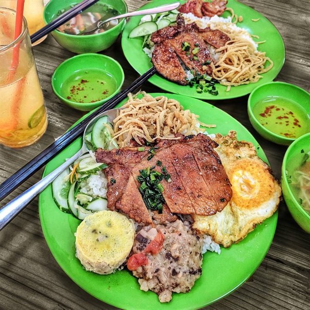 Kiểu ăn cơm tấm “hổ lốn” khiến dân mạng tranh cãi tơi bời: nhìn thì phát hoảng nhưng ăn ngon hơn vài lần? - Ảnh 1. Kiểu ăn cơm tấm “hổ lốn” khiến dân mạng tranh cãi tơi bời: nhìn thì phát hoảng nhưng ăn ngon hơn vài lần? - Ảnh 1.