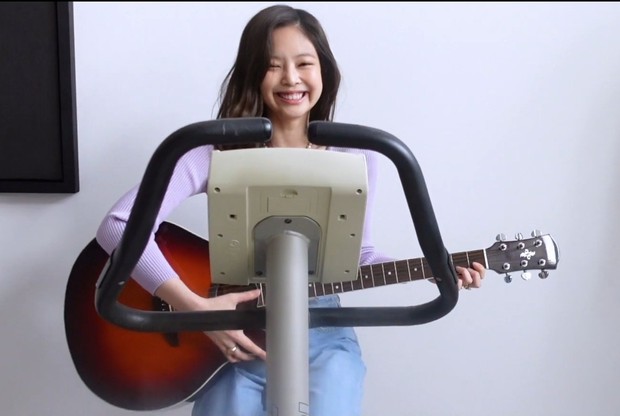 Video đầu tay của Jennie (BLACKPINK) đạt lượng xem khủng: Nhan sắc xinh xỉu, hé lộ cả nhà siêu sang - Ảnh 9. Video đầu tay của Jennie (BLACKPINK) đạt lượng xem khủng: Nhan sắc xinh xỉu, hé lộ cả nhà siêu sang - Ảnh 9.
