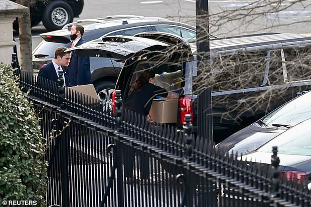Ít ngày nữa phải chính thức rời Nhà Trắng, bà Melania Trump lặng lẽ sắp xếp đồ vì sợ làm chồng nổi giận, hành lý đang được chuyển ra ngoài - Ảnh 3. Ít ngày nữa phải chính thức rời Nhà Trắng, bà Melania Trump lặng lẽ sắp xếp đồ vì sợ làm chồng nổi giận, hành lý đang được chuyển ra ngoài - Ảnh 3.