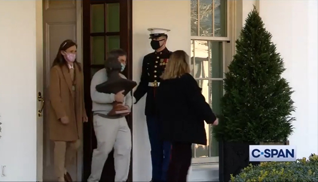 Ít ngày nữa phải chính thức rời Nhà Trắng, bà Melania Trump lặng lẽ sắp xếp đồ vì sợ làm chồng nổi giận, hành lý đang được chuyển ra ngoài - Ảnh 4. Ít ngày nữa phải chính thức rời Nhà Trắng, bà Melania Trump lặng lẽ sắp xếp đồ vì sợ làm chồng nổi giận, hành lý đang được chuyển ra ngoài - Ảnh 4.