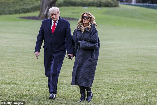 Ít ngày nữa phải chính thức rời Nhà Trắng, bà Melania Trump lặng lẽ sắp xếp đồ vì sợ làm chồng nổi giận, hành lý đang được chuyển ra ngoài - Ảnh 1. Ít ngày nữa phải chính thức rời Nhà Trắng, bà Melania Trump lặng lẽ sắp xếp đồ vì sợ làm chồng nổi giận, hành lý đang được chuyển ra ngoài - Ảnh 1.
