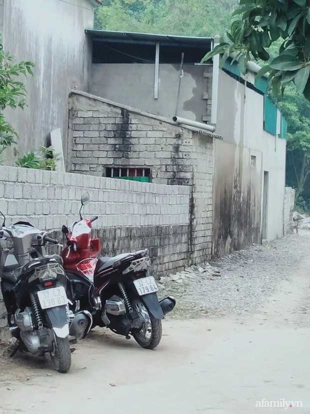Lời kể hãi hùng của nhân chứng vụ chồng nghi đánh vợ nguy kịch rồi ôm con tự thiêu trong nhà tắm - Ảnh 2.