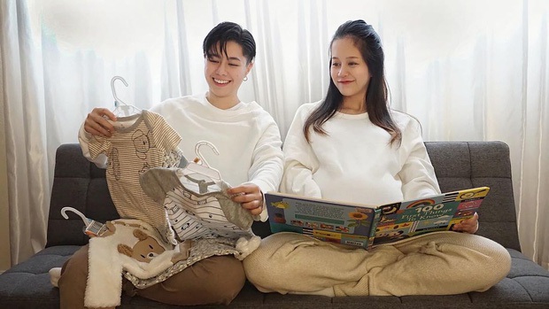 Người yêu đồng giới sợ hãi khi xem clip tắm em bé, bà bầu An Nguy liền có động thái khiến ai nấy đều bật cười - Ảnh 1. Người yêu đồng giới sợ hãi khi xem clip tắm em bé, bà bầu An Nguy liền có động thái khiến ai nấy đều bật cười - Ảnh 1.