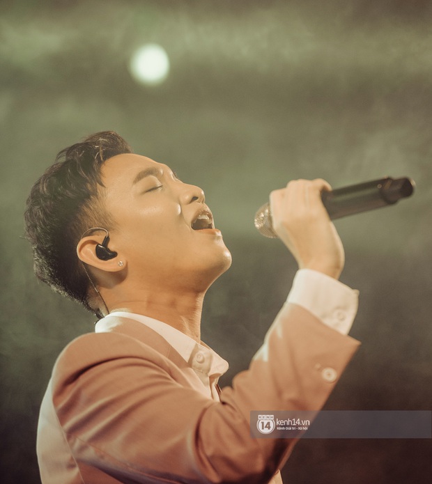 Hoàng Dũng hóa trai trẻ có tâm cùng Thùy Chi đạp xe về tận nhà, fan Hà Nội phát cuồng vì món quà bí mật được giữ kín - Ảnh 2. Hoàng Dũng hóa trai trẻ có tâm cùng Thùy Chi đạp xe về tận nhà, fan Hà Nội phát cuồng vì món quà bí mật được giữ kín - Ảnh 2.
