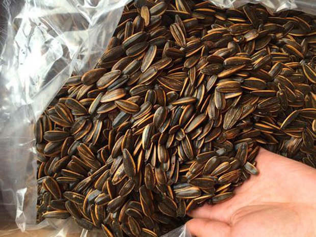 Mê cắn hạt hướng dương đến mấy thì cũng không nên ăn 3 loại này, chỉ rước hại vào thân - Ảnh 1.