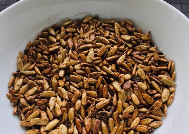 Mê cắn hạt hướng dương đến mấy thì cũng không nên ăn 3 loại này, chỉ rước hại vào thân - Ảnh 3.